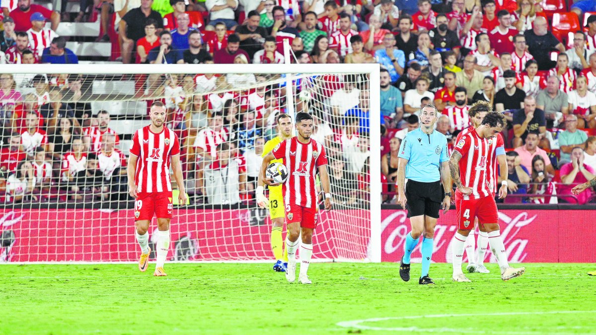 La plantilla tiene que reaccionar después de perder ante Osasuna.