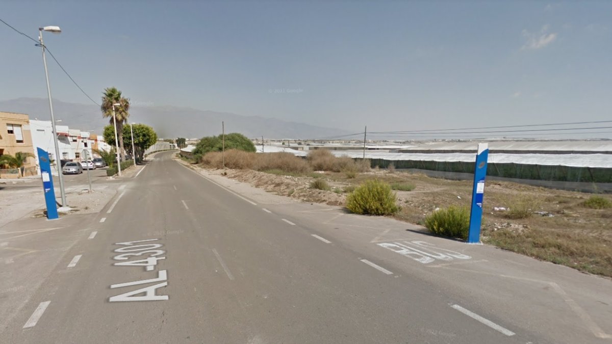 Punto en el que están las paradas del autobús, sin paseo de peatones o señalización de control de velocidad cercanos. (FOTO: Google Maps)