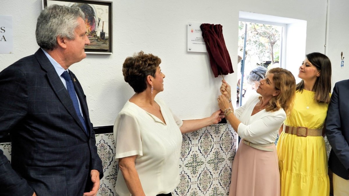 Descubrieron una placa en honor a la inauguración.