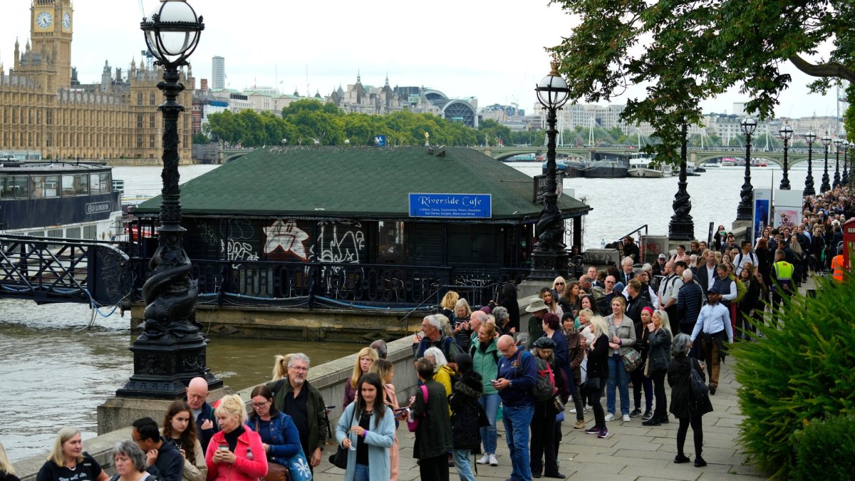 Colas de casi nueve kilómetros para el último adiós a Isabel II,