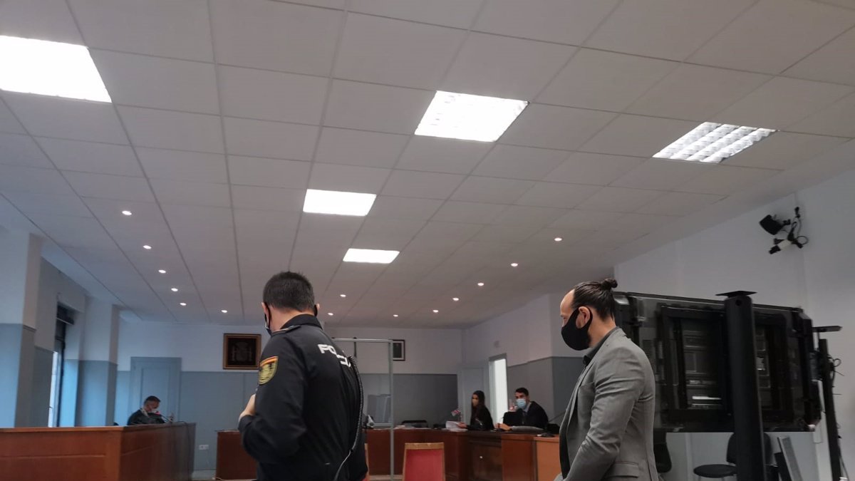 El profesor acusado de abusos sexuales, durante un juicio.