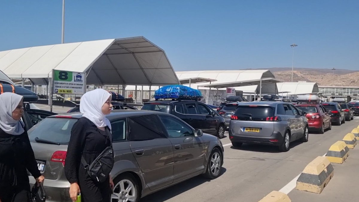 Vehículos esperan para embarcar.