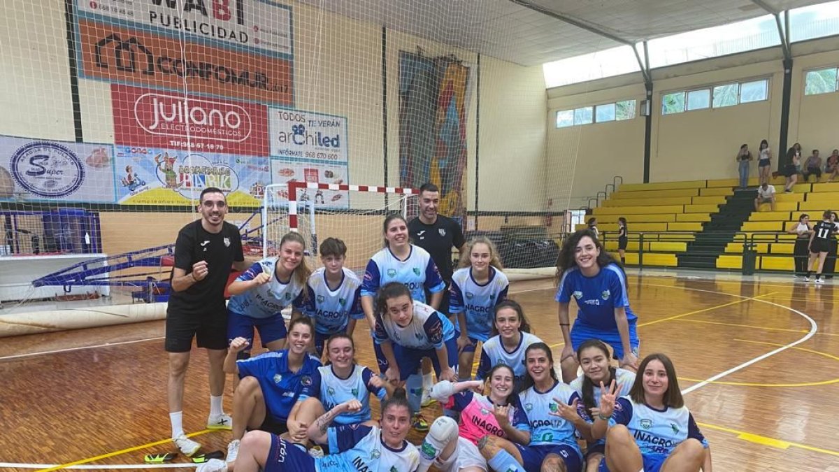 Las jugadoras ejidenses posan en la pista.