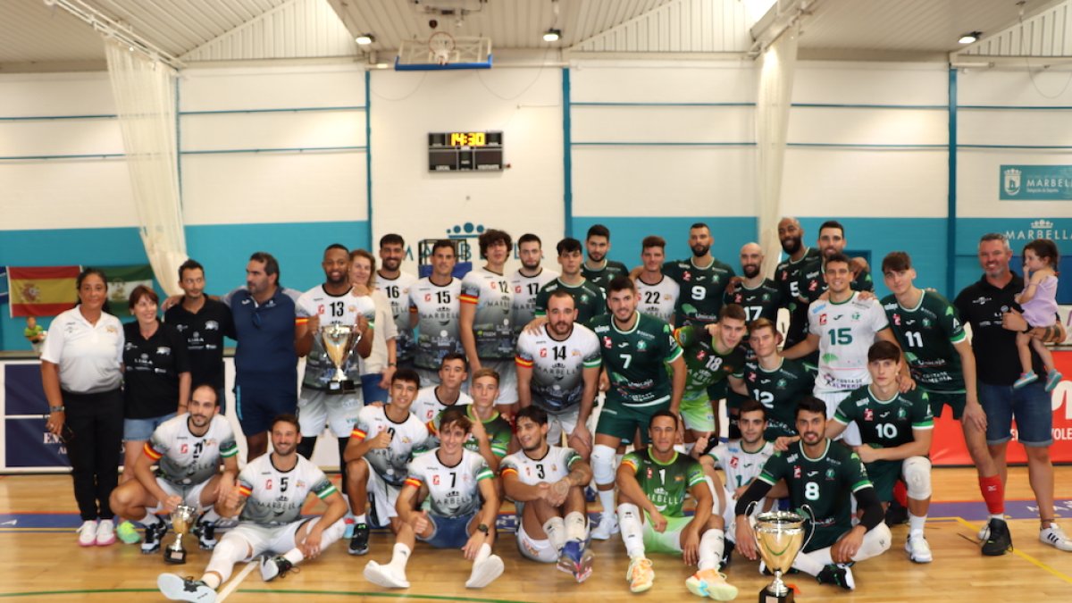 Un muro verde custodia la Copa de Andalucía.