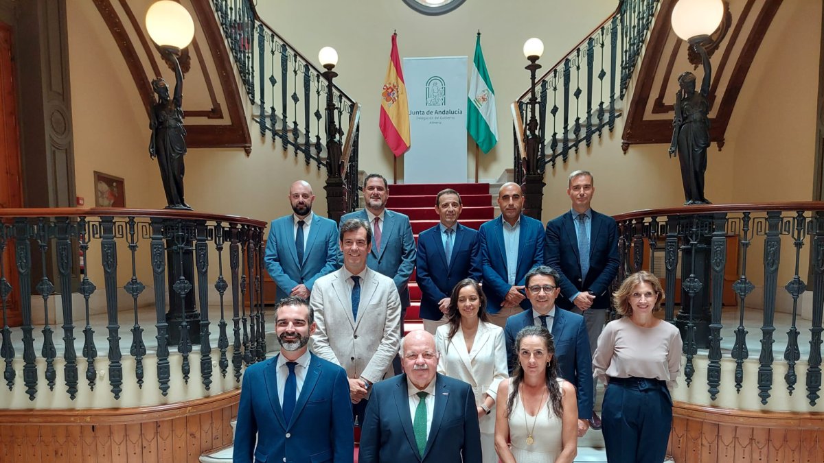 Foto de famiia en la sede de la Junta en Almería.