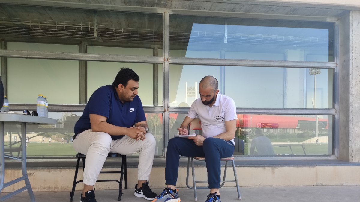 Mohamed El Assy tomando apuntes.