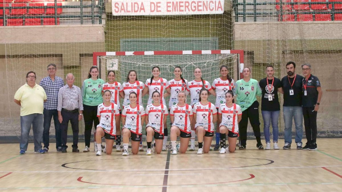 La formación roquetera posa con el alcalde Gabriel Amat.