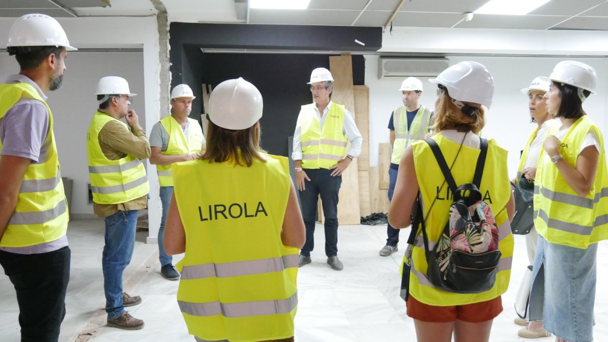 Manuel Cortés en su visita a las obras en el Centro Cultural de Adra.