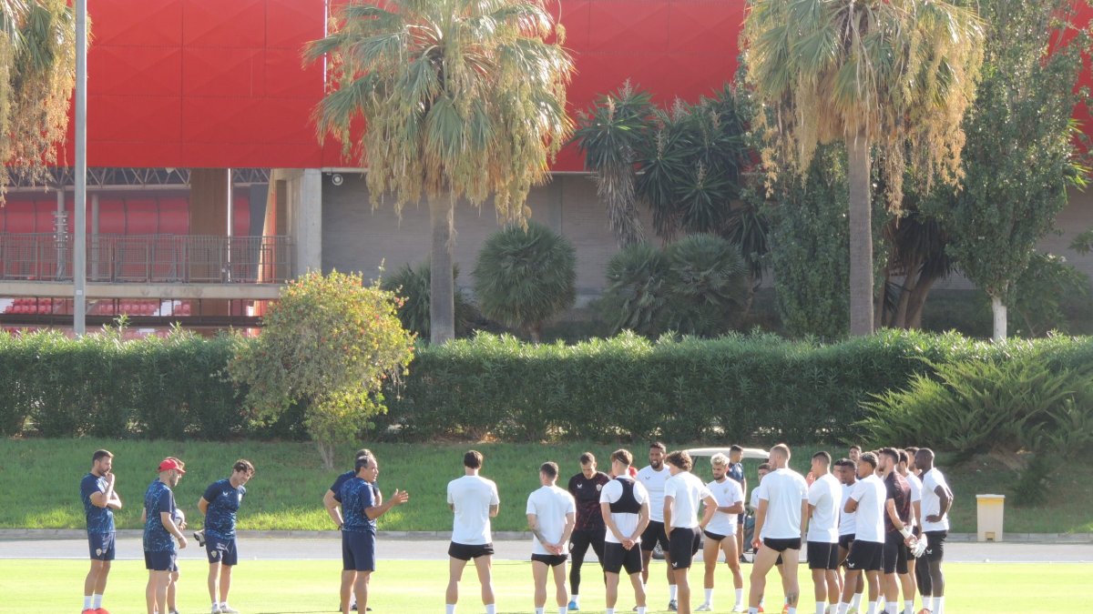 Jaume Torras, el segundo de Rubi, dirige el entrenamiento.