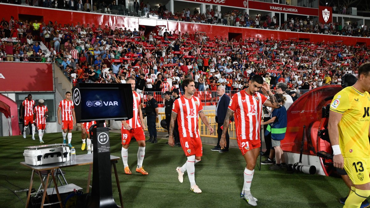 Chumi saliendo al campo en el Almería-Real Madrid.