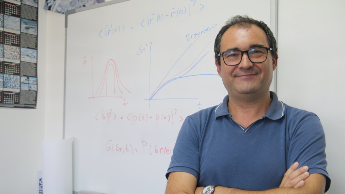 Antonio Manuel Puertas, en su despacho del Área de Física Aplicada, en el edificio CITE II-A de  la Universidad de  Almería.