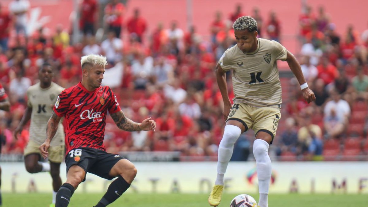 Lázaro dando pases de tacón para la tele en Mallorca.