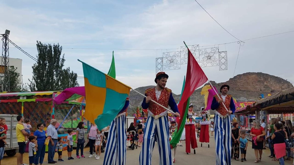 Imagen de archivo del gran pasacalles La Carpa Teatro en Olula del Río.