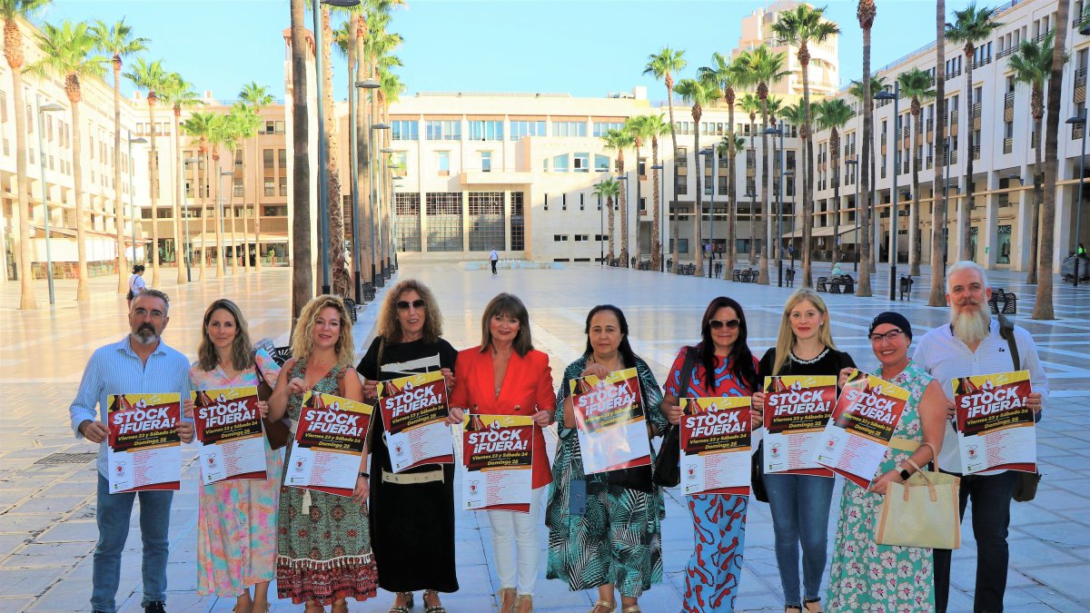 La edil de Comercio junto a algunos de los participantes en la campaña \'Stock Fuera\'.