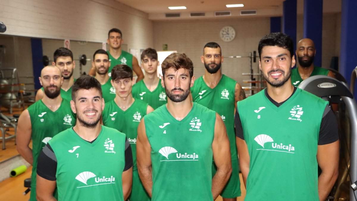 ‘Capitán González’ flanqueado por Jorge Fernández y Portero.