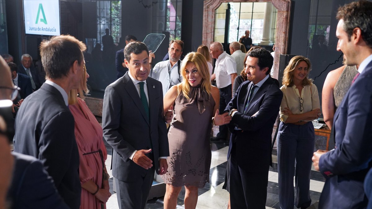 Presidente y consejera, antes de la firma del decreto de rebaja fiscal.