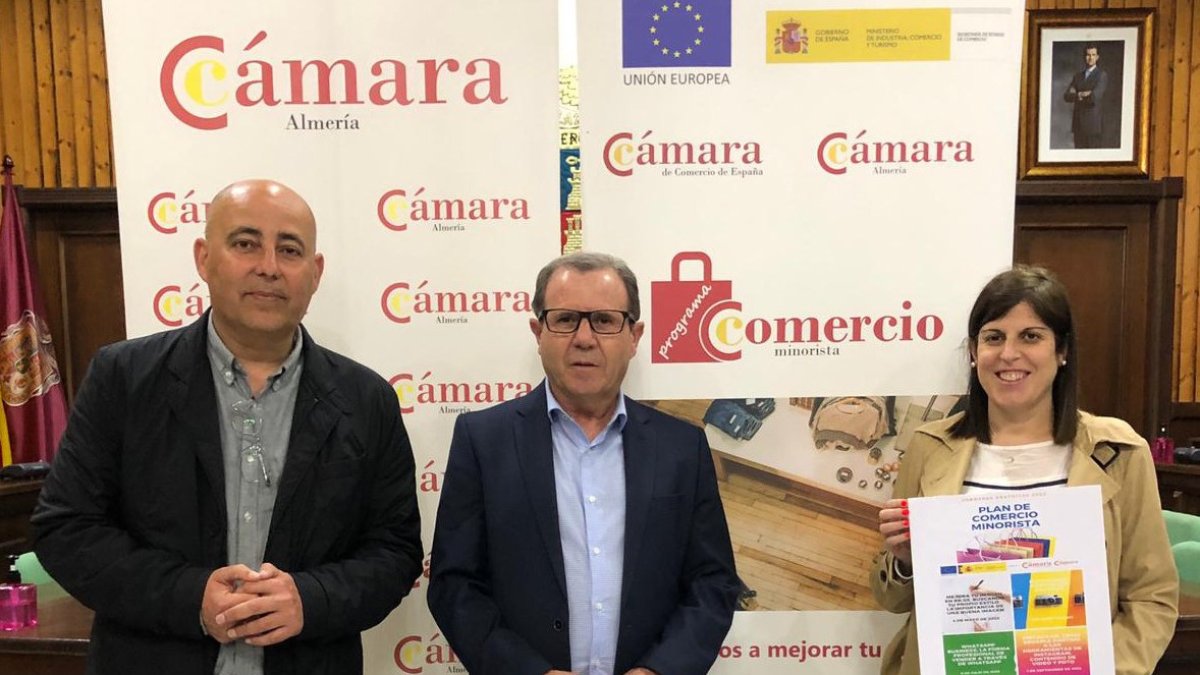 El alcalde de Huércal-Overa junto al presidente de la Cámara y la concejal de Comercio.