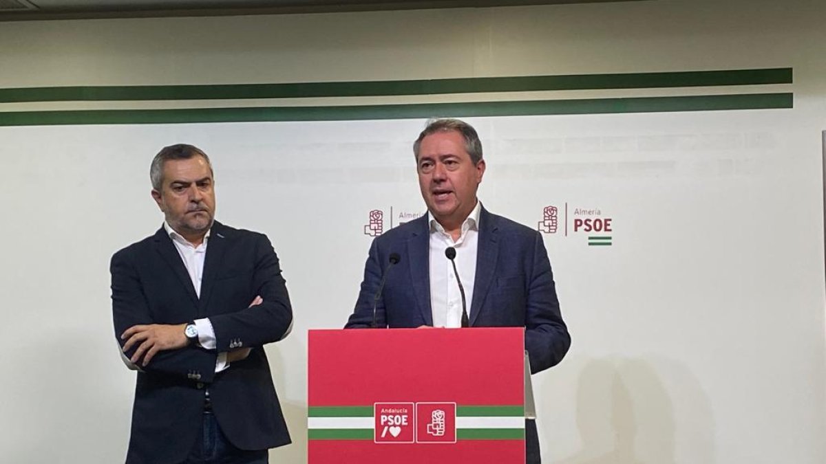 Juan Antonio Lorenzo y Juan Espadas, esta mañana, en la sede del PSOE de Almería.