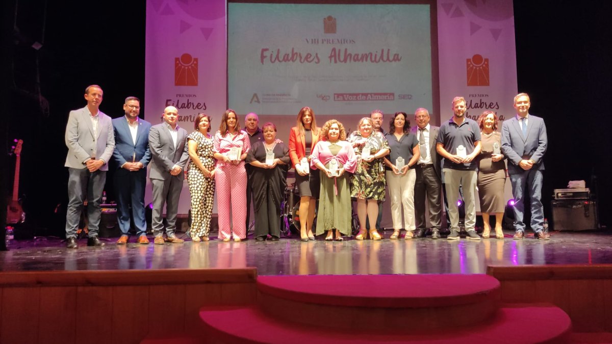 Premiados y las personas que han entregado los galardones, tras la gala.