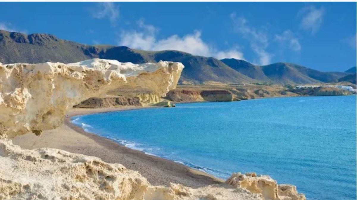 Subirse a la roca de Los Escullos tiene sanción.