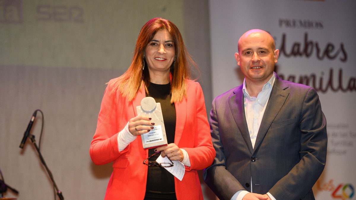 Pilar García Roca, gerente de La Troje posa feliz tras recibir el premio de manos del senador Antonio Martínez.