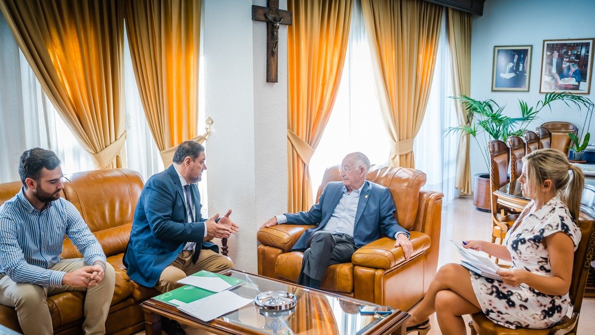 Visita del delegado de Educación de la Junta al Ayuntamiento de Roquetas de Mar.