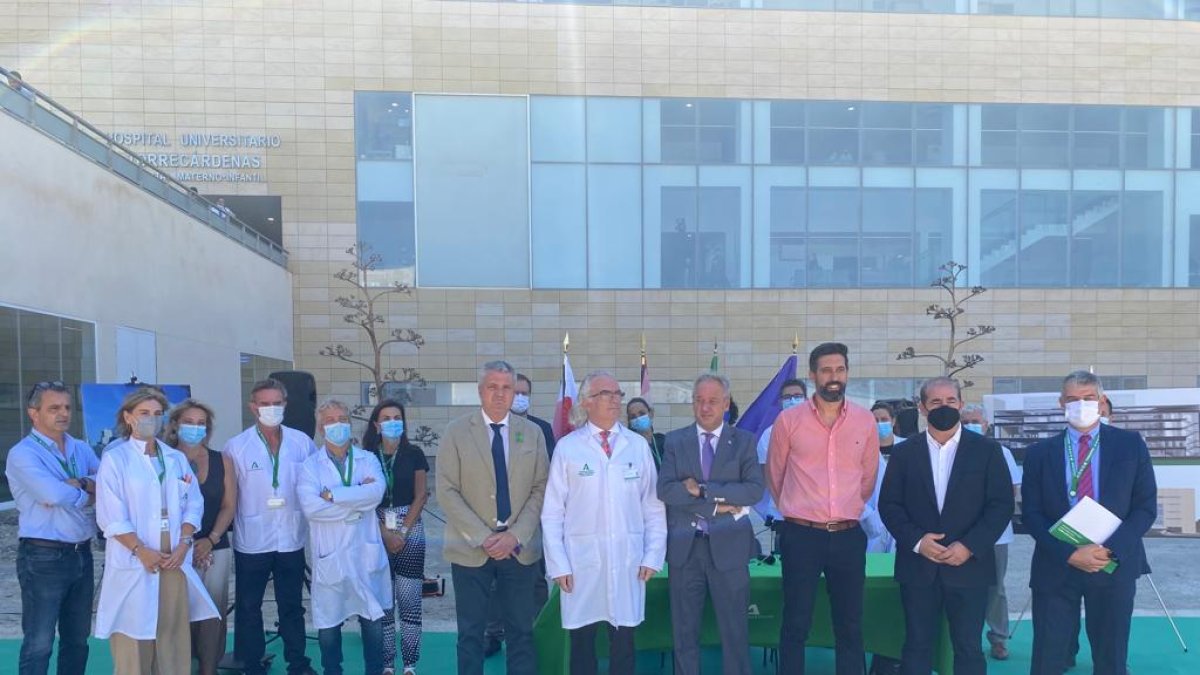 Foto de familia tras la firma del contrato de obras de Consultas Externas de Torrecárdenas.