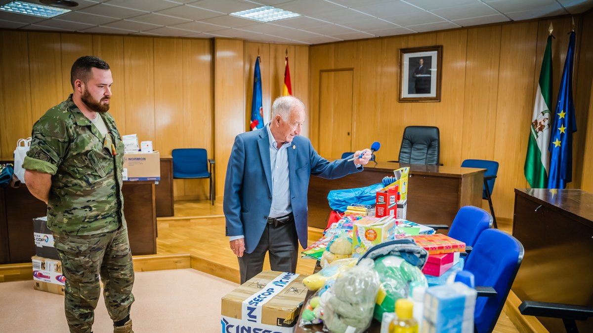 El alcalde hace entrega del material