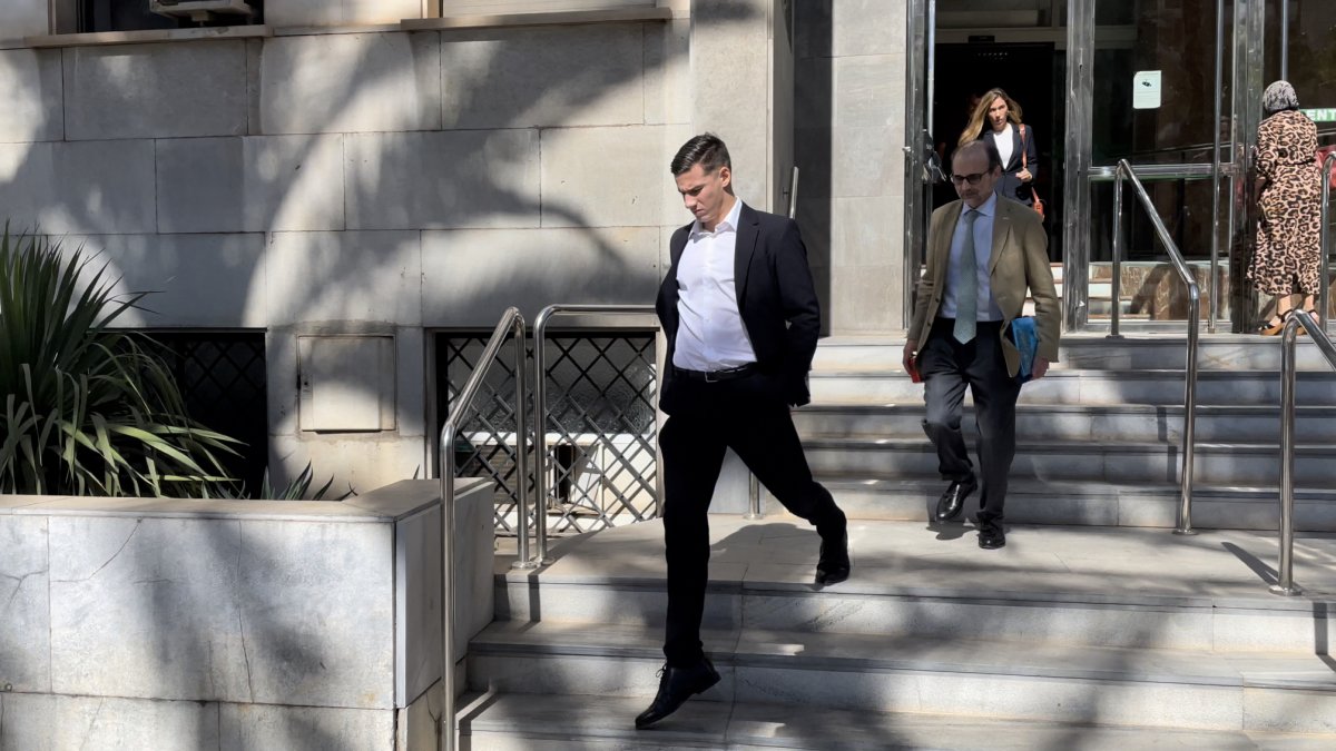 Santi Mina sale de la Audiencia Provincial de Almería