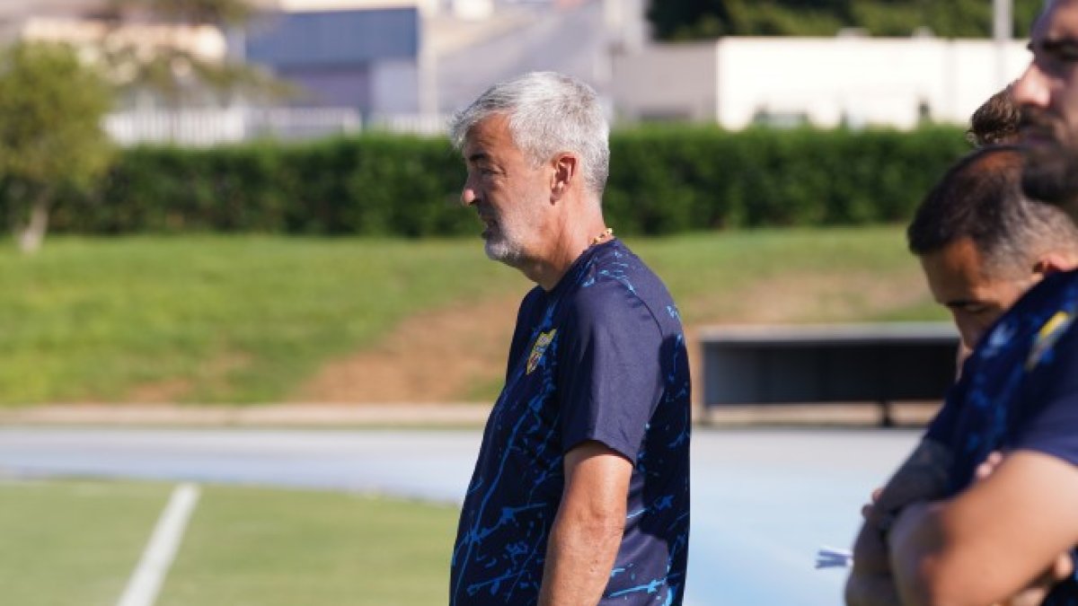 El entrenador del Almería B, Óscar Fernández, durante una sesión de trabajo.