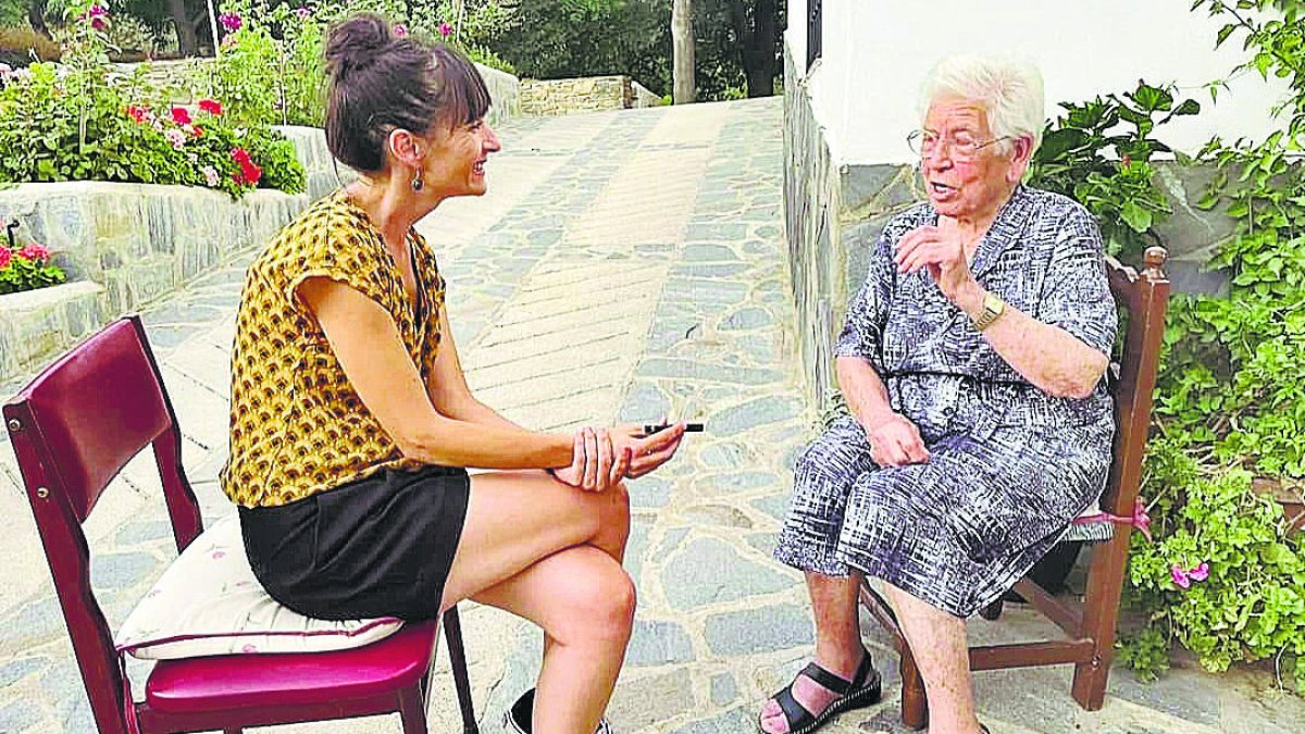 Paula Mandarina graba todo lo que le cuenta sobre su vida Inocencia, una anciana natural de Velefique.