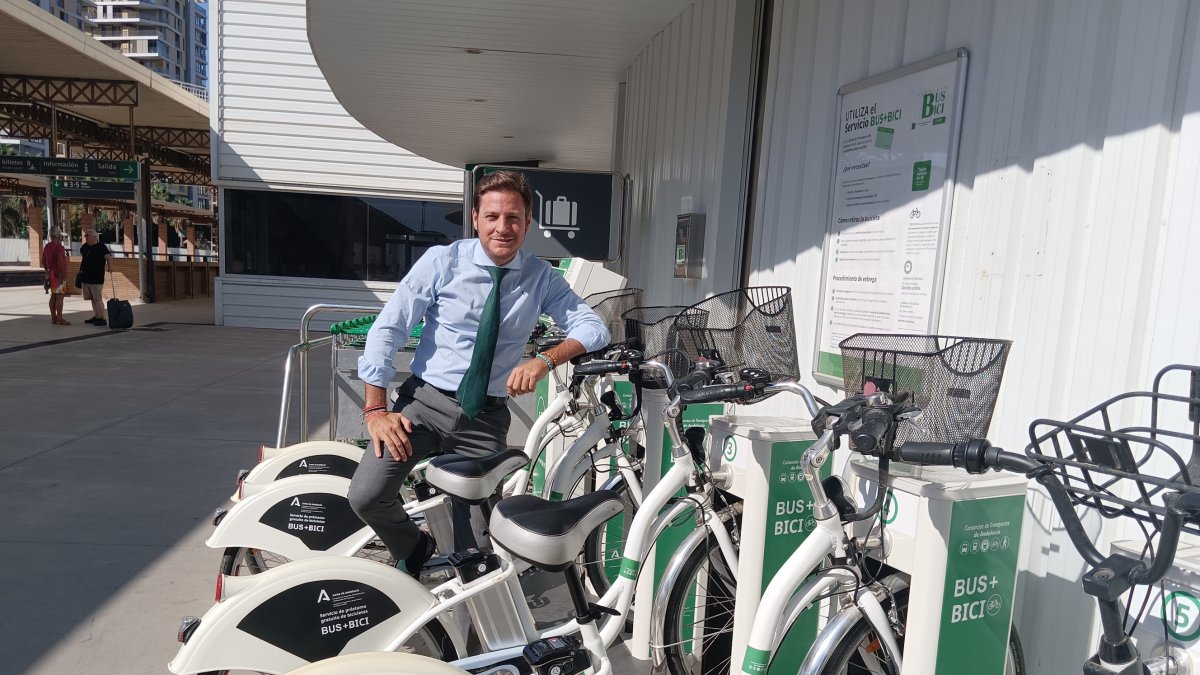 Luis Miguel Carmona, gerente del Consorcio Metropolitano de Transportes, junto a las bicicletas de la flota del proyecto ‘bus+bici’