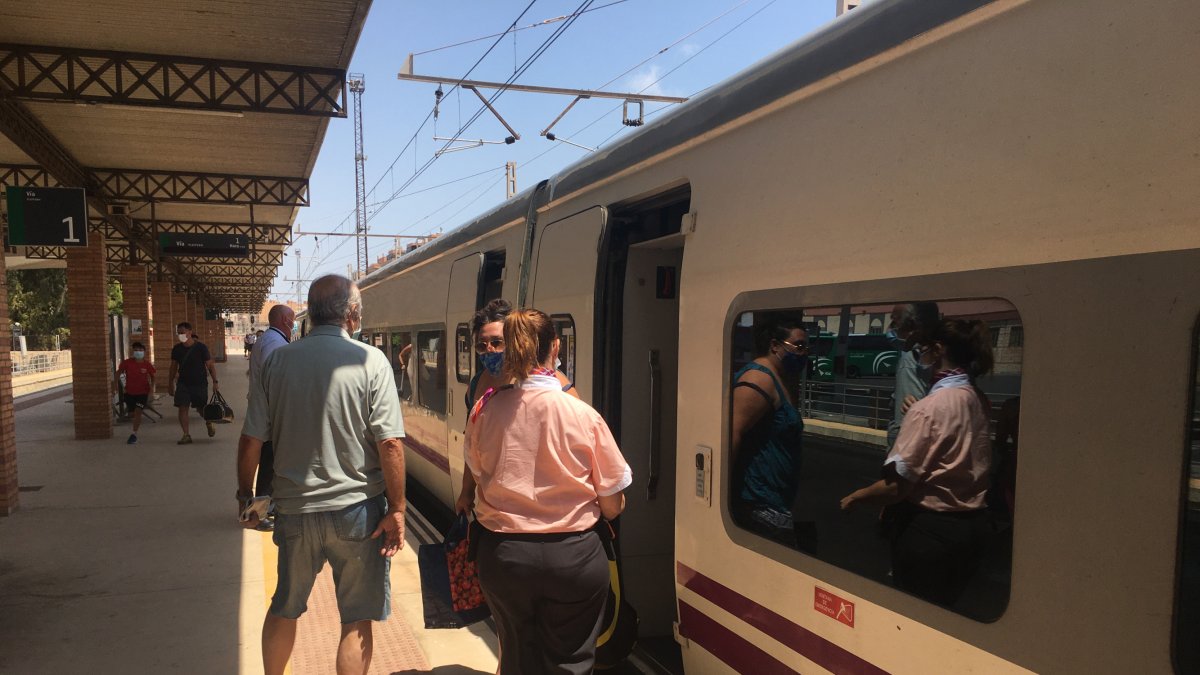 Viajeros subiendo al tren en la estación de Almería.