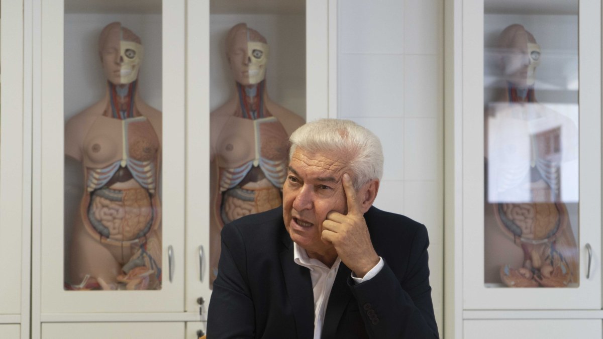 Tesifón Parrón, médico, gestor y docente, en un momento de la entrevista