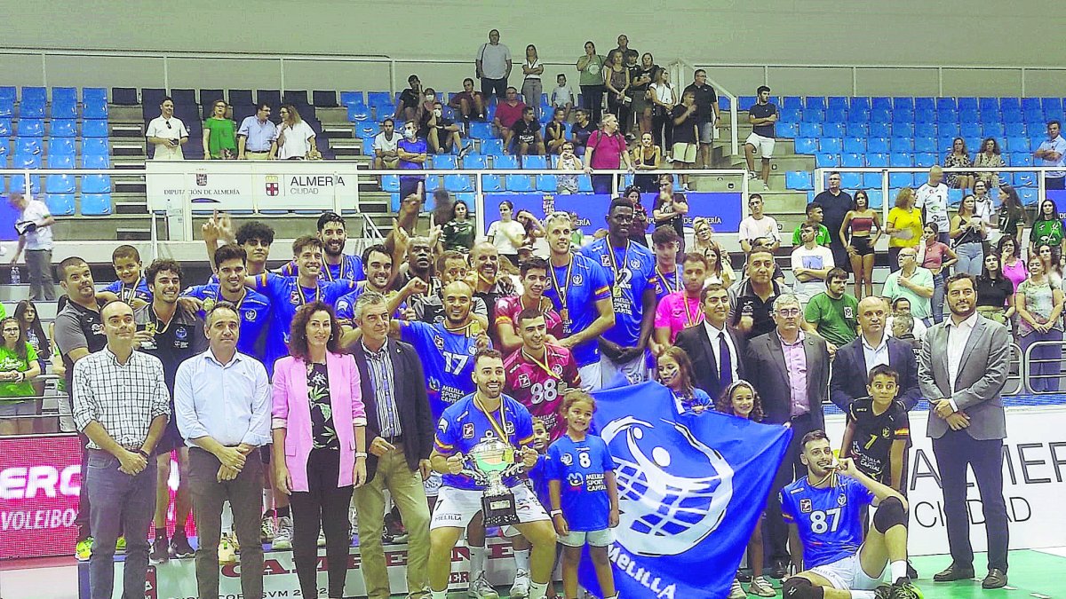 El campeón melilla posó al final de la final de la Supercopa.