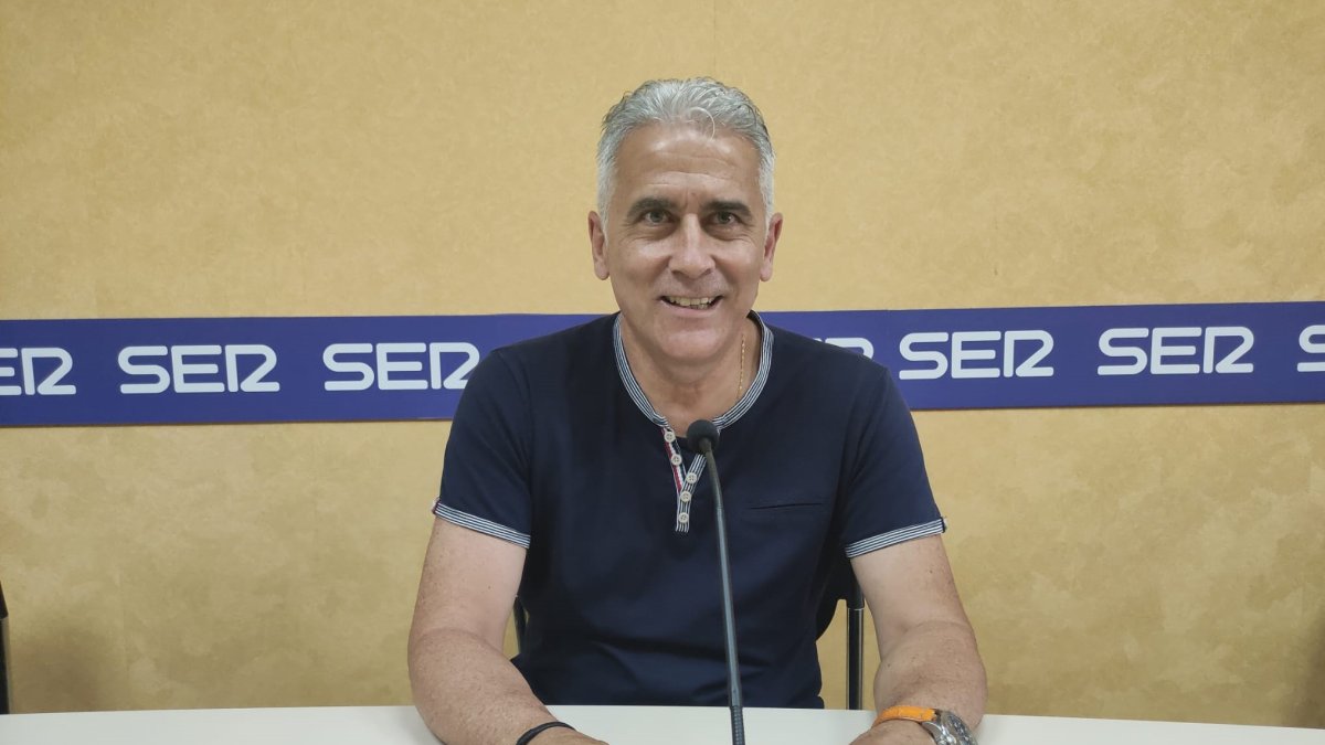 Pepe Morales en los estudios de la Cadena SER.