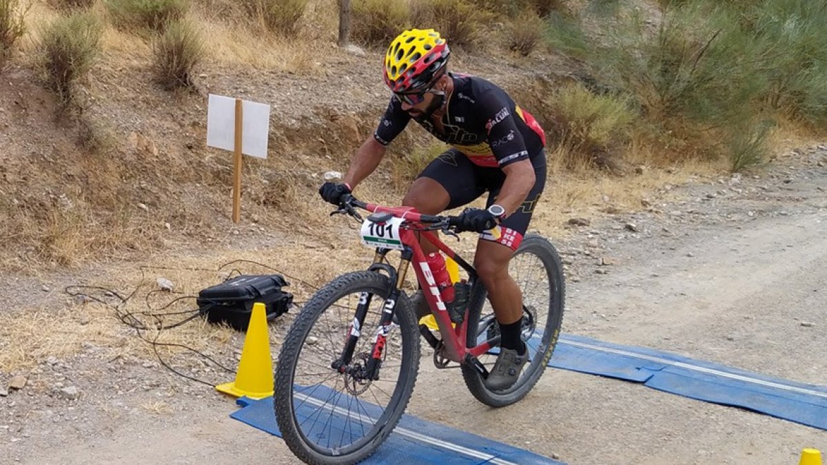 Nico Mercader lanzado hacia la meta.