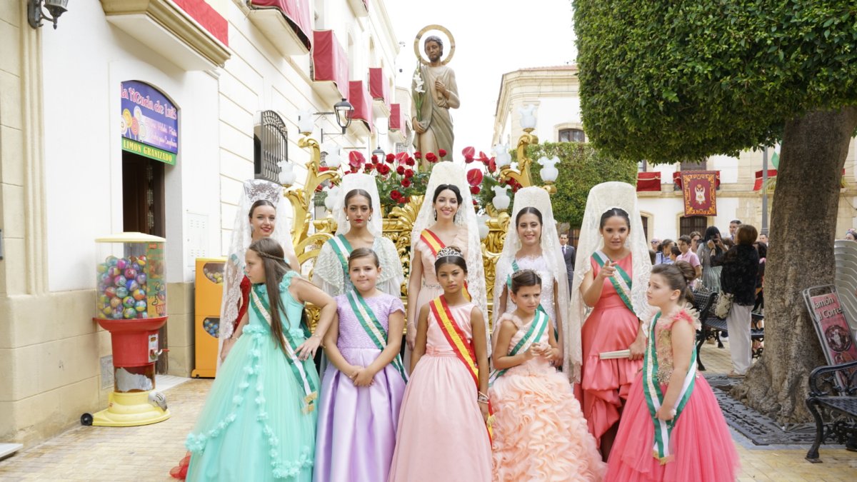 San Cleofás sale en procesión en su día, por las calles del municipio.