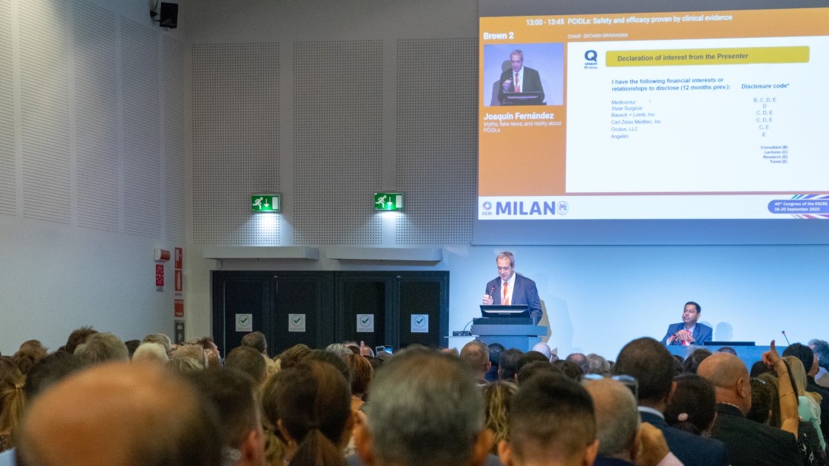 Dr. Joaquín Fernández, durante su presentación en el Congreso ESCRS, celebrado en Milán.