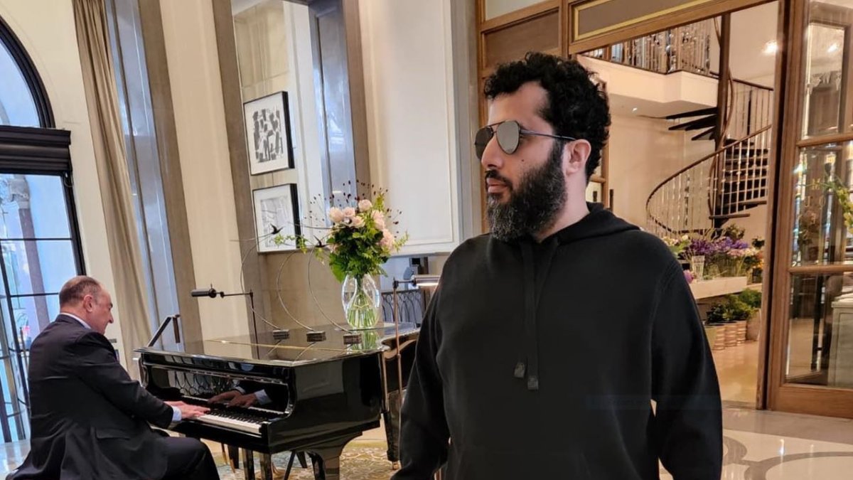 Turki durante sus vacaciones en Europa.