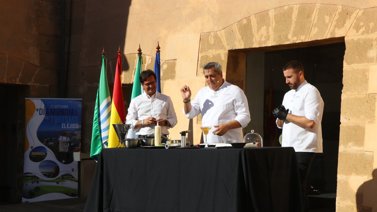 Desarrollo del \'showcooking\' de José Álvarez de Restaurante La Costa junto al alcalde.