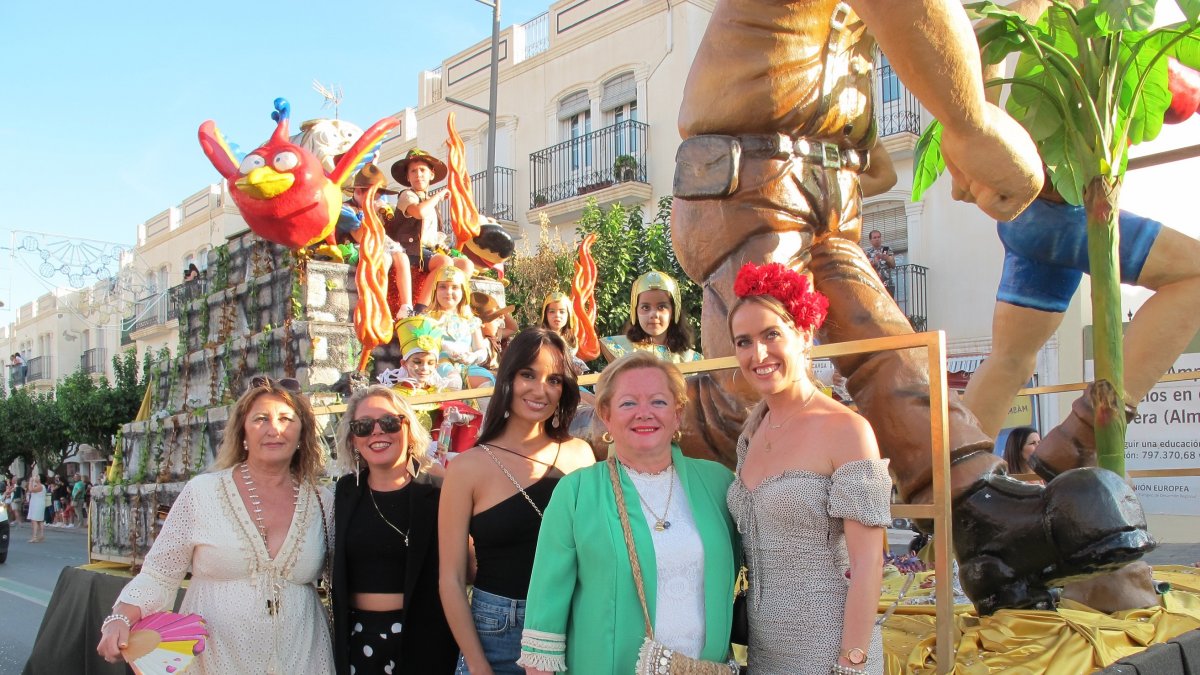 La comisión de Festejos en el día de las carrozas de la Feria de San Cleofás.