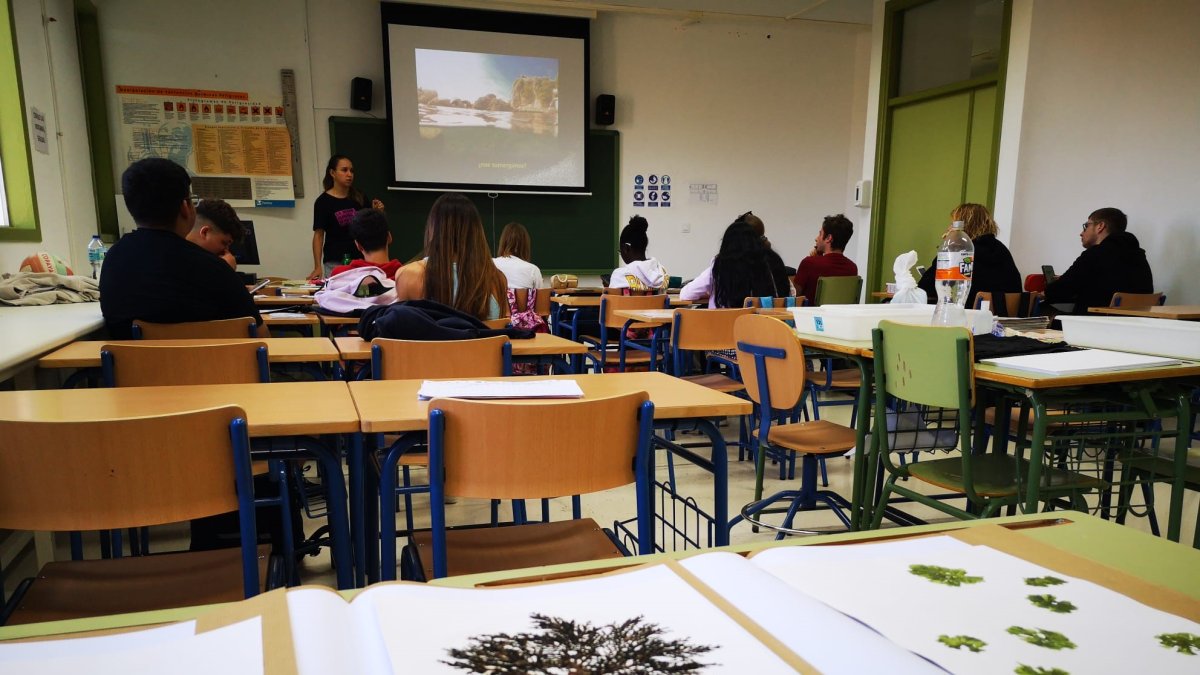 Sesión de científica “Ciencia Ciudadana para salvar el Bosque Sumergido Mediterráneo” en el I.E.S. Rey Alabez de Mojácar.