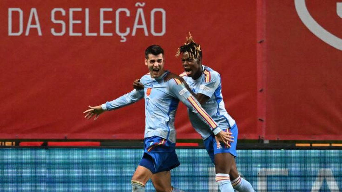 Álvaro Morata y Nico Williams celebran el gol de la victoria ante Portugal. / PATRICIA DE MELO MOREIRA