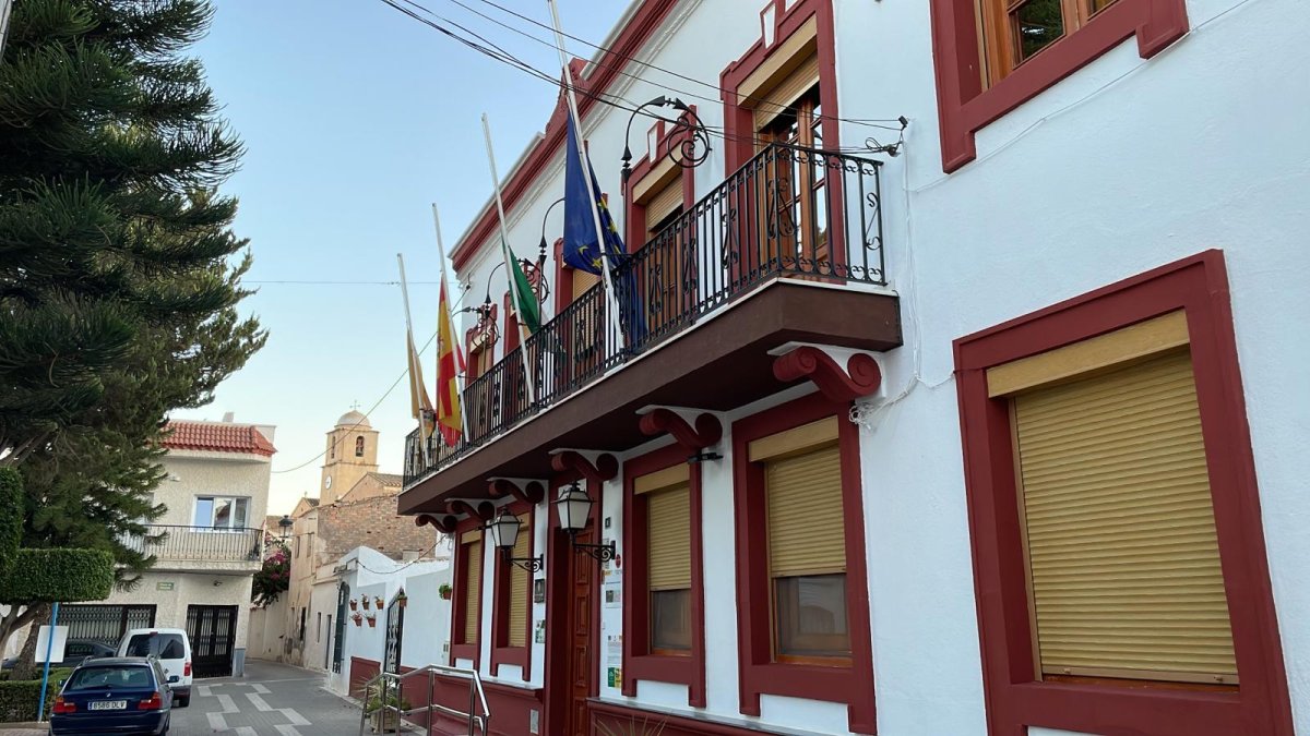 Las banderas ondean a media asta en Antas.