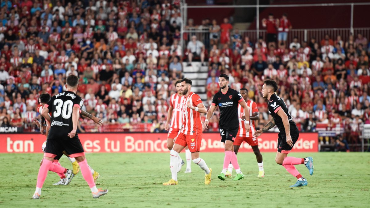 Almería y Sevilla, distanciados a la hora de formar sus alineaciones.