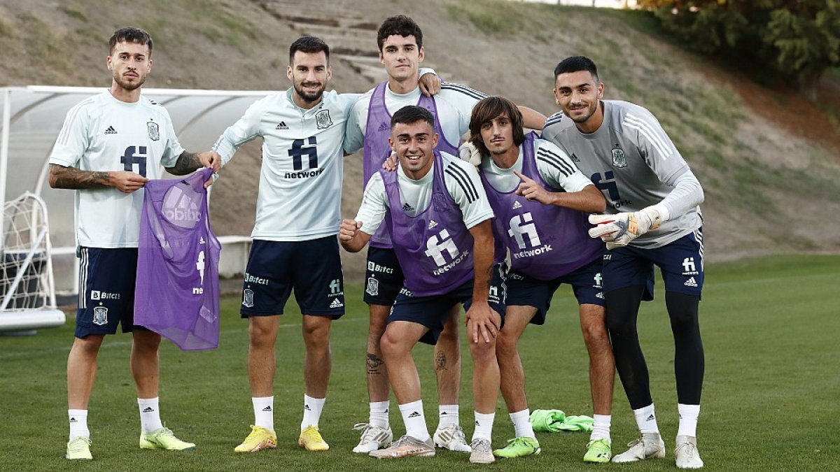 Álex Baena con sus compañeros de Selección Sub-21 durante la concentración.