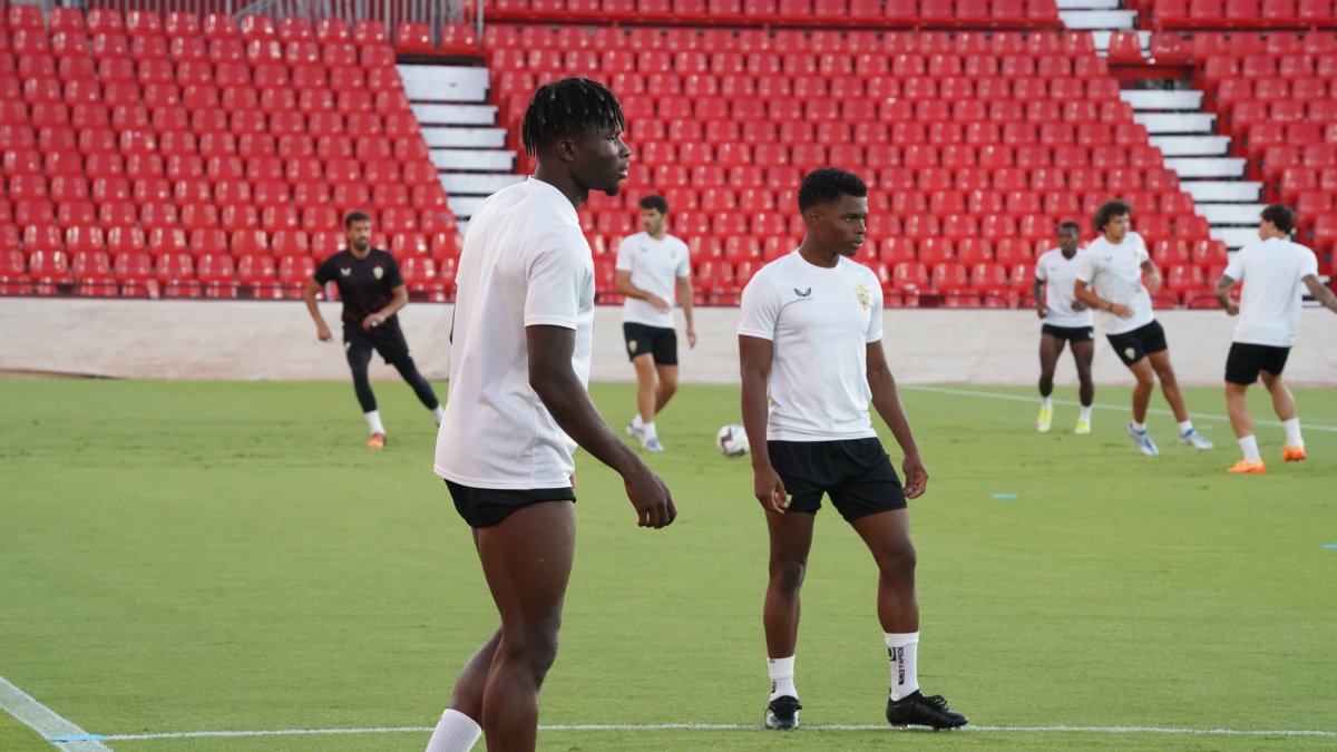El Bilal Touré con Largie Ramazani en el entrenamiento del miércoles por la tarde.