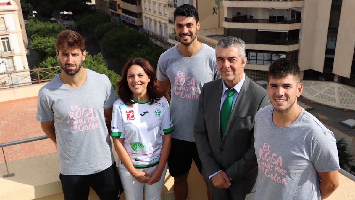 Foto de familia con Juanmi, Magdalena, Jorge, Antonio y Portero.