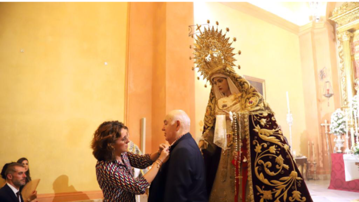 María del Mar Marín imponiendo el Escudo a José Antonio Picón en una foto de Javier Tortosa.